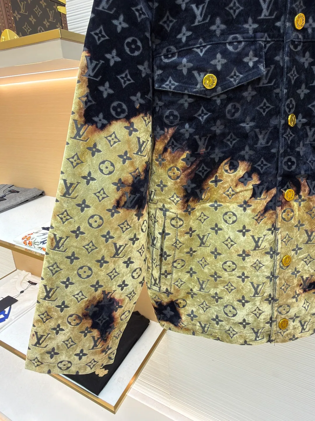 LOUIS VUITTON bonfire flocked denim jacket ●Original version: purchased and developed by 29909 ●Item number: 1681698-D90 ●Fabric: jacquard flocked denim fabric ●Technology: Shaohua production ●Version: fitted version ●Weight: about 1345 grams ●Size: 46-48-50-52 ●Description: Jacquard flocked denim fabric using twill weave. The texture is thick and the twill texture and clear lines have been properly processed. The fabric is custom-dyed and spun yarn is flocked, with the classic presbyopia pattern throughout. The entire piece of garment is cut using infrared laser positioning. The body is cut by hand to match the pattern. The pieces are cut and positioned to match the pattern. The entire width of the garment is fixed with single-needle embroidery in thick lines. From the waistband, trouser pockets, and pockets, all are made to high-end sewing standards, and multiple processes are exclusively developed and customized, resulting in huge fabric losses. Each piece is made by a master with rich washing experience. He uses gauze to dip acrylic paint and apply it evenly on the flocking surface by hand according to the original positioning method. The dyeing time is controlled, and the scrap rate of defective products is extremely high. Each large piece presents a unique fire cloud effect. The overall wiring is straight and delicate, the fabric is comfortable and soft, and the color is consistent without color difference. It can be matched with the same style to create a fashionable look and control various occasions. Customized accessories, complete with three standards, same style for men and women!